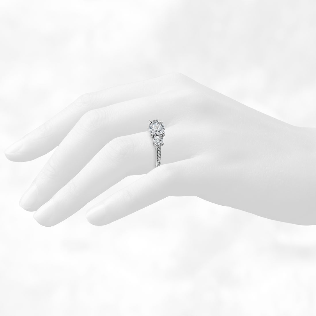 Vista lateral del anillo en una mano